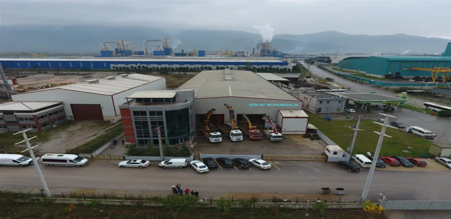 Saha montajı sırasında vinç ve montaj ekipmanları